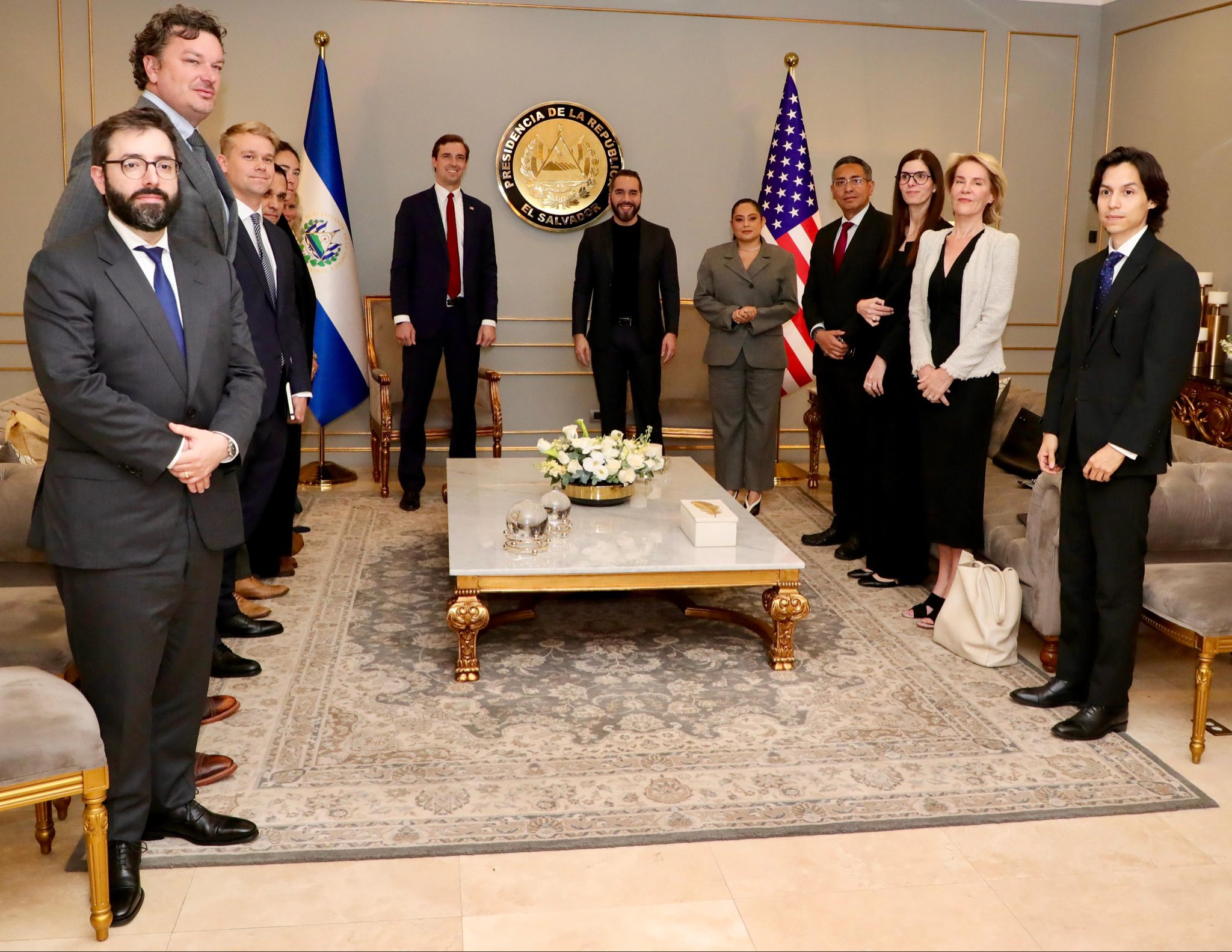 Stacy Herbert se reúne con delegación de EE.UU. para discutir estrategia de IA de El Salvador