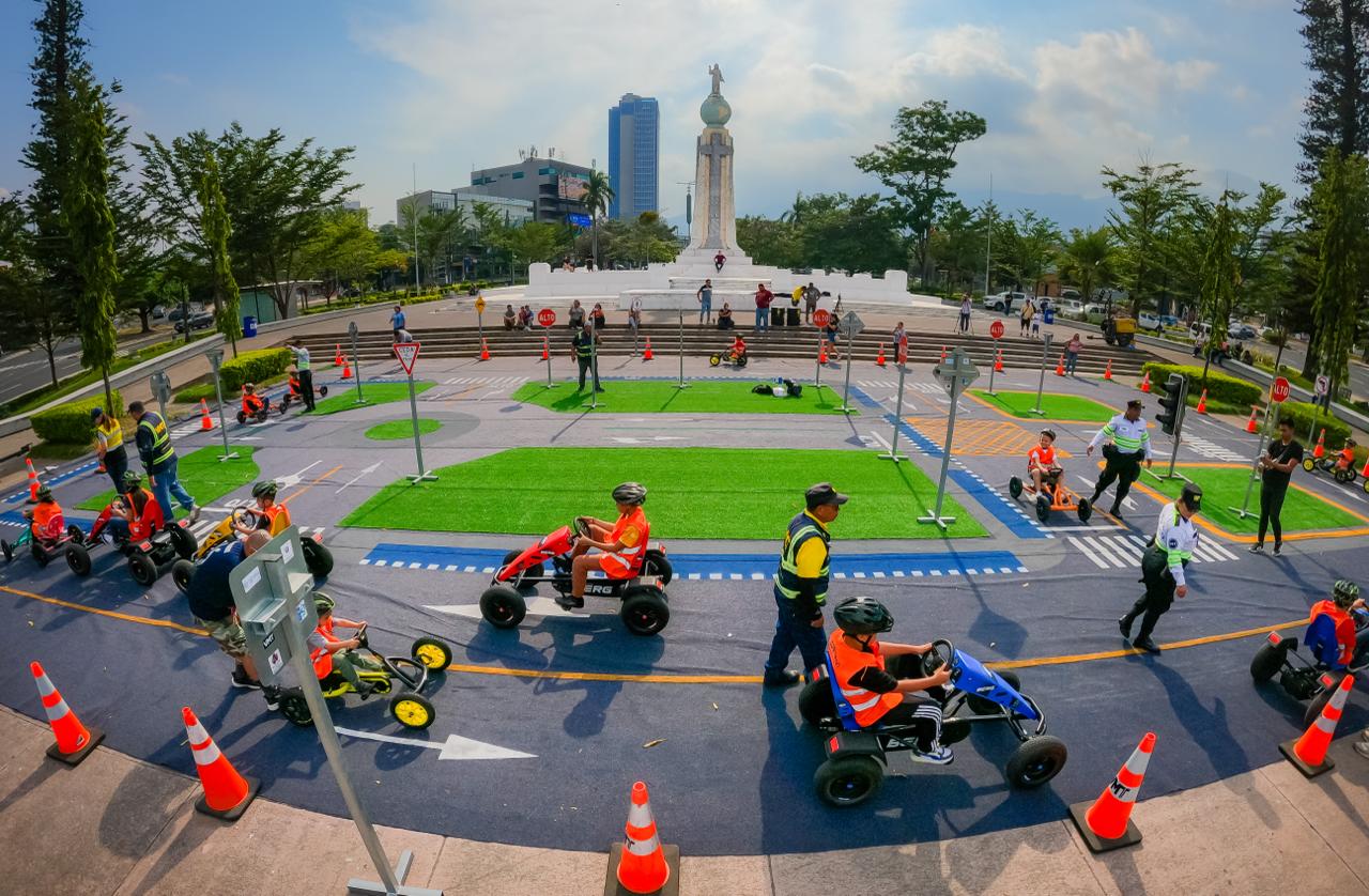 Niños salvadoreños reciben educación vial con circuito simulado en Plaza Salvador del Mundo