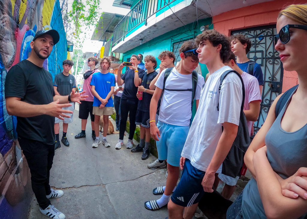 Estudiantes europeos recorren comunidades de Mejicanos para conocer el arte urbano salvadoreño