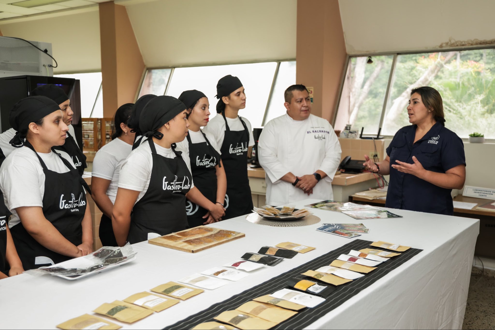 Jóvenes de Gastro-Lab Surf City conocen el arte del chocolate gourmet en el Centa