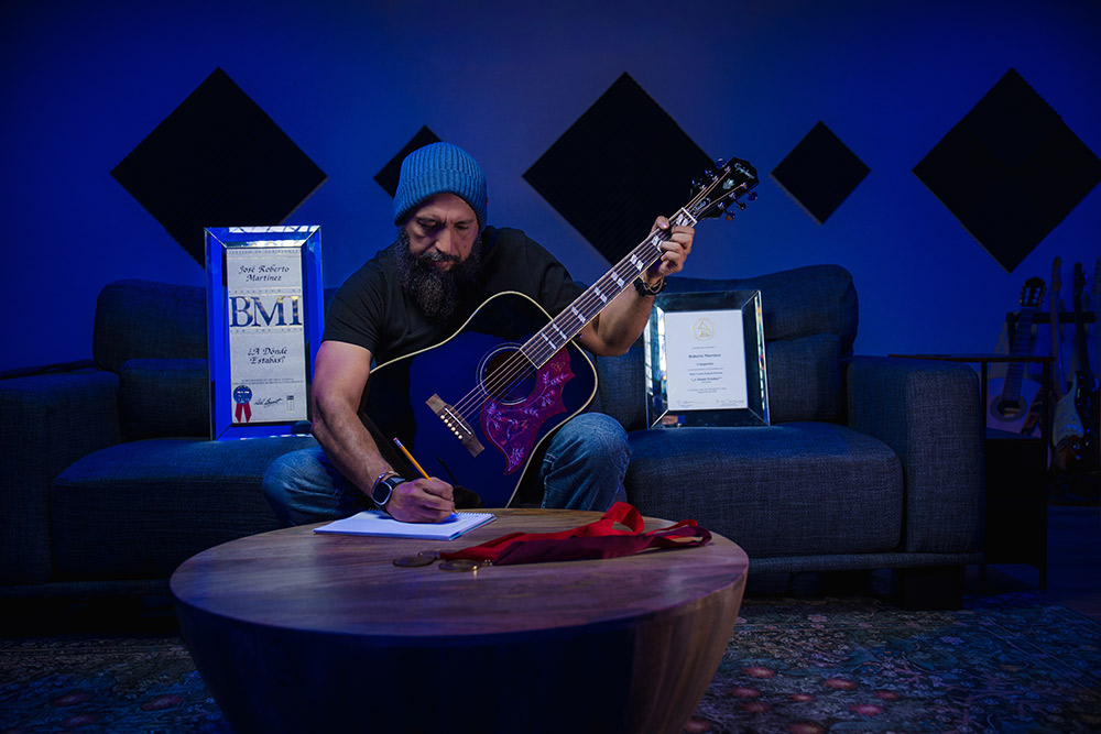 Laureado compositor salvadoreño se destaca en música regional mexicana