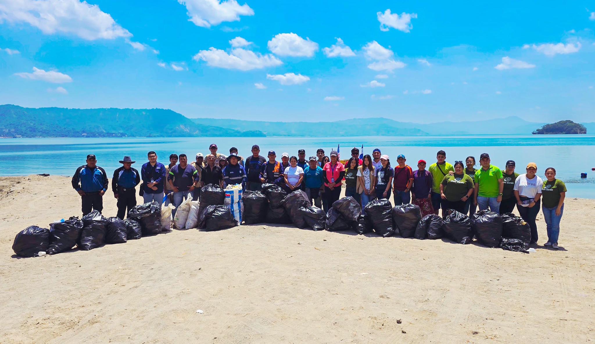 Realizan mega jornada de limpieza en el lago de Ilopango