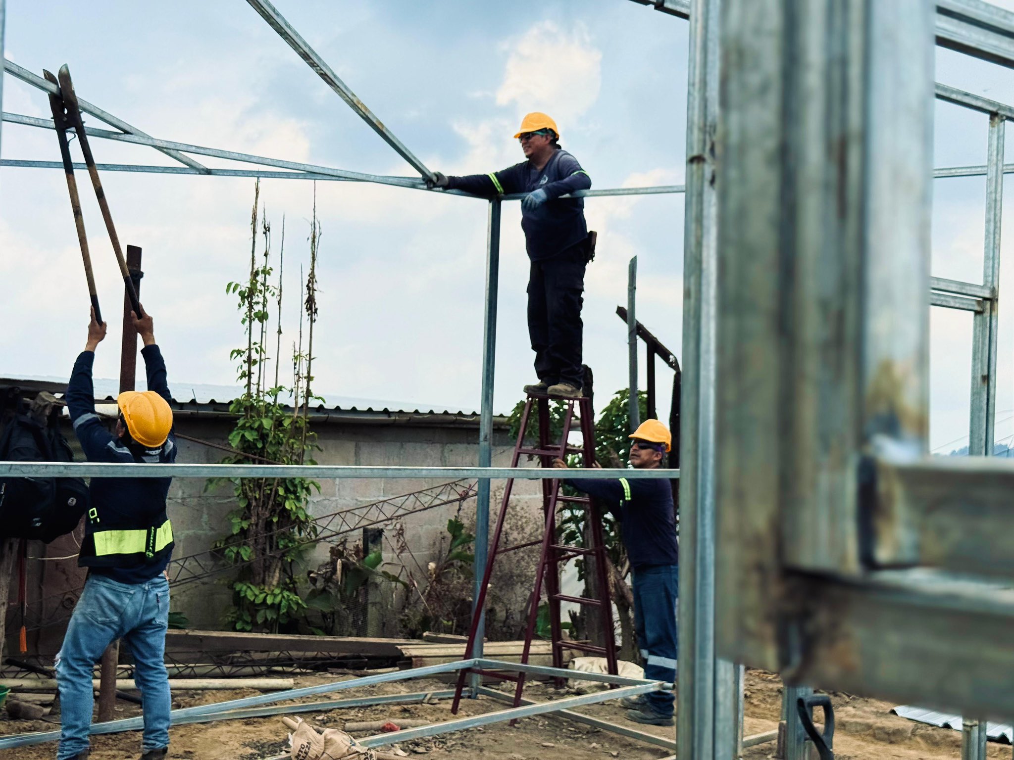 Construyen casa para dos familias en Comasagua