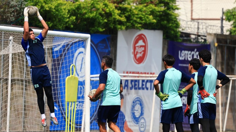 Mario González, portero de la Selecta, aprueba los amistosos internacionales