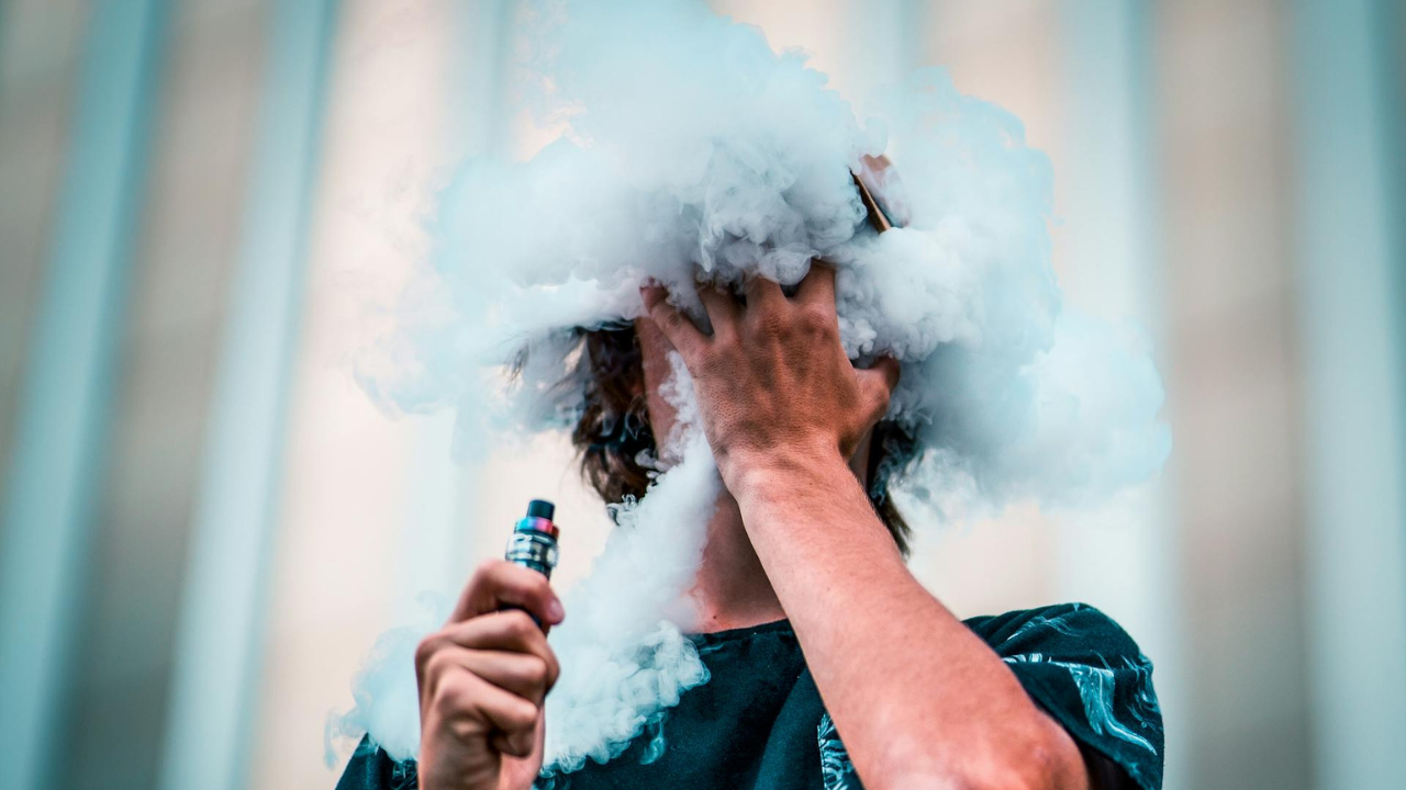 FDA autoriza primeros vapeadores con sabor a frutas para adultos en EE.UU.