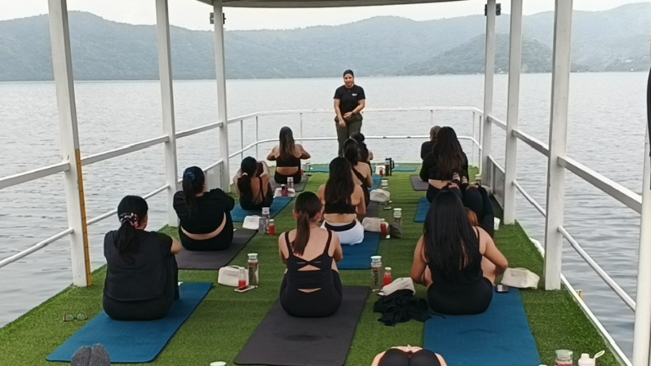 El Lago de Coatepeque escenario de pilates sobre el agua