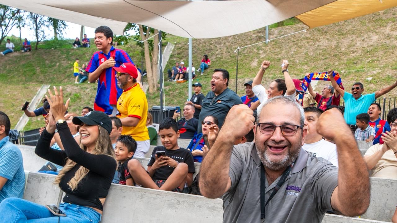 Salvadoreños disfrutan de El Clásico en el cine al aire libre del Ministerio de Obras Públicas