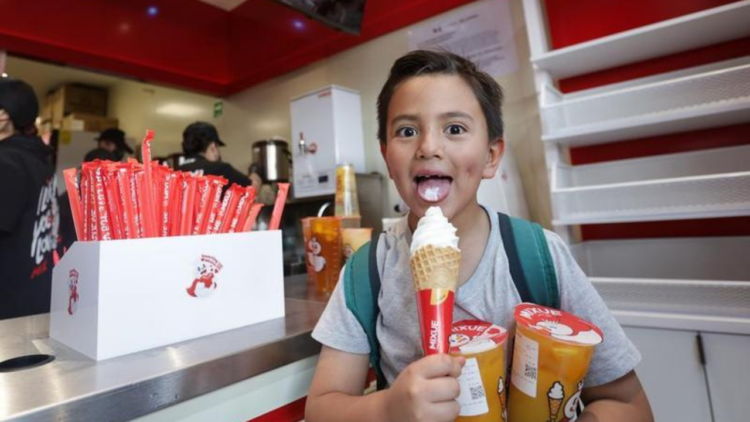 Un niño toma un helado en una tienda de Mixue Ice Cream & Tea en Ciudad de México, el 1 de abril de 2026. (Foto de Francisco Canedo/Xinhua) / Diario El Salvador