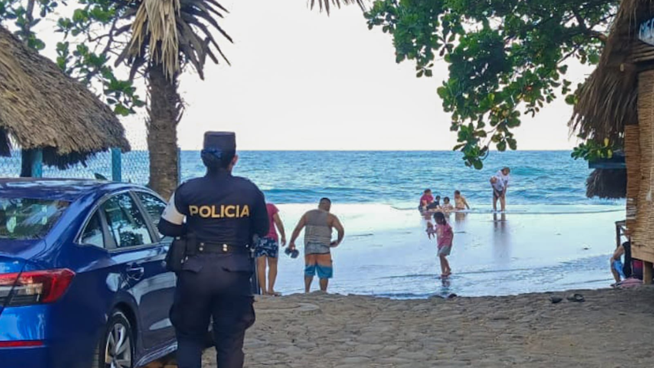 Turistas disfrutan del volcán Ilamatepec y playas de La Libertad y San Miguel