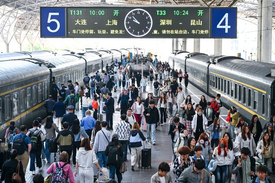 China añade 1,641 trenes para satisfacer creciente demanda de viajes de regreso por vacaciones del Primero de Mayo