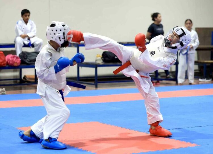 Pedro Román (azul) y Andrés Recinos, en pleno combate, en el tope de control técnico. Fotos/ INDES