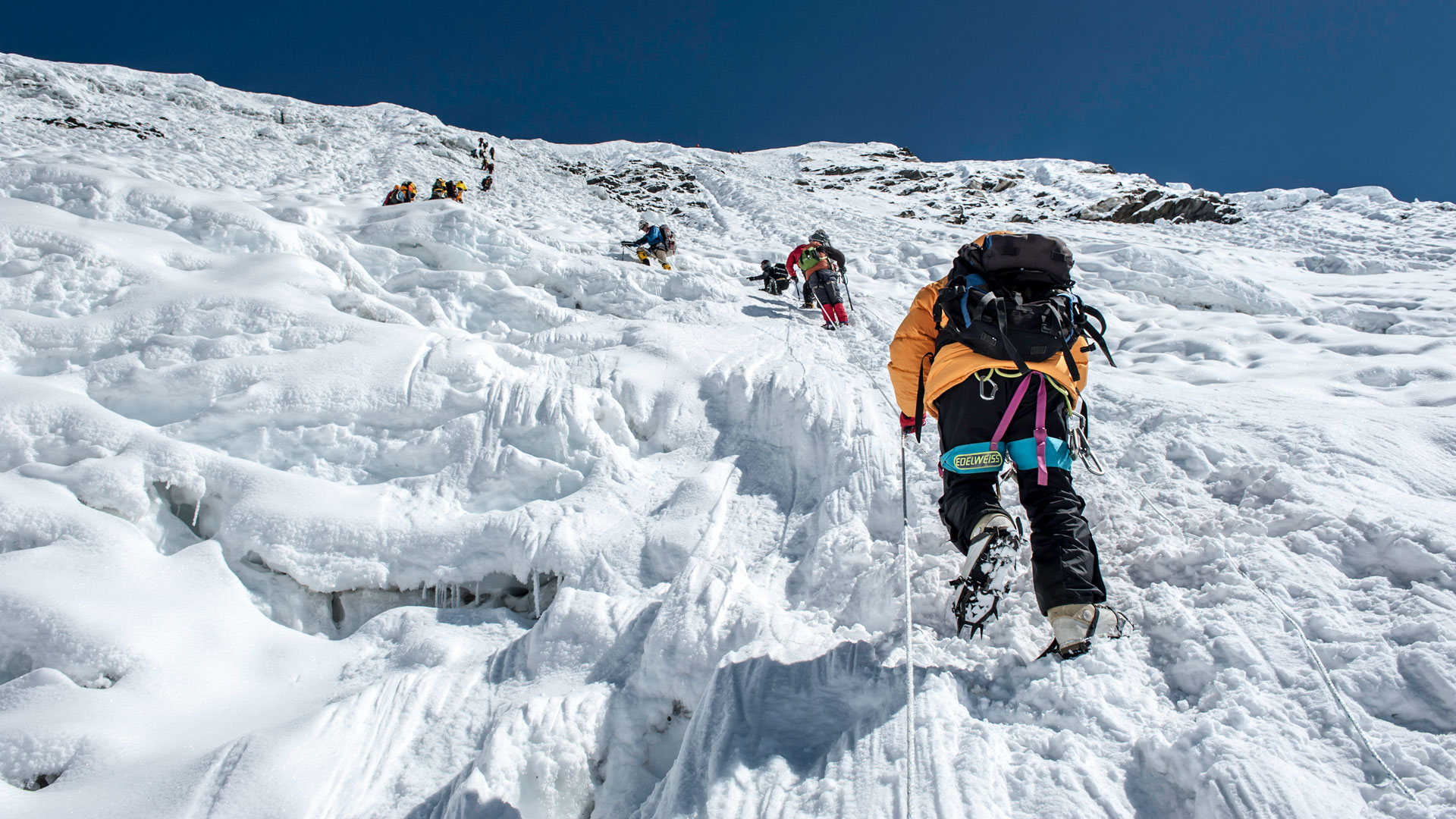 Dos nuevos récords en escalada del Everest