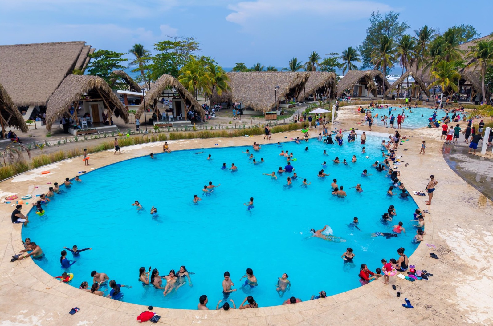 Familias salvadoreñas disfrutan del renovado Parque Recreativo Costa del Sol