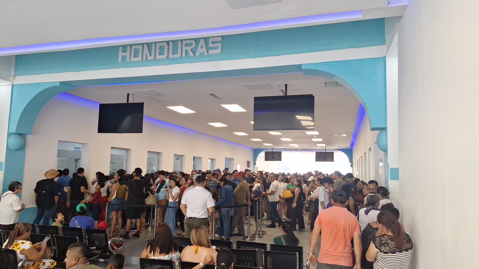 Medios reportan largas filas en aduana El Amatillo este 1 de mayo para ingresar a El Salvador