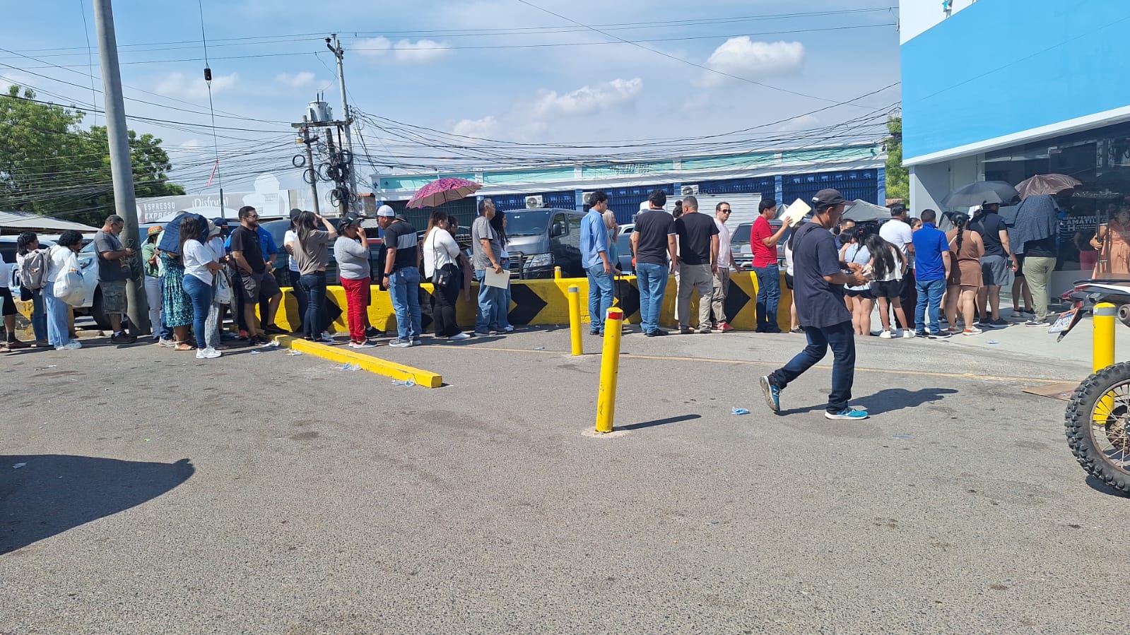 Largas filas y alta afluencia en fronteras para entrar a El Salvador