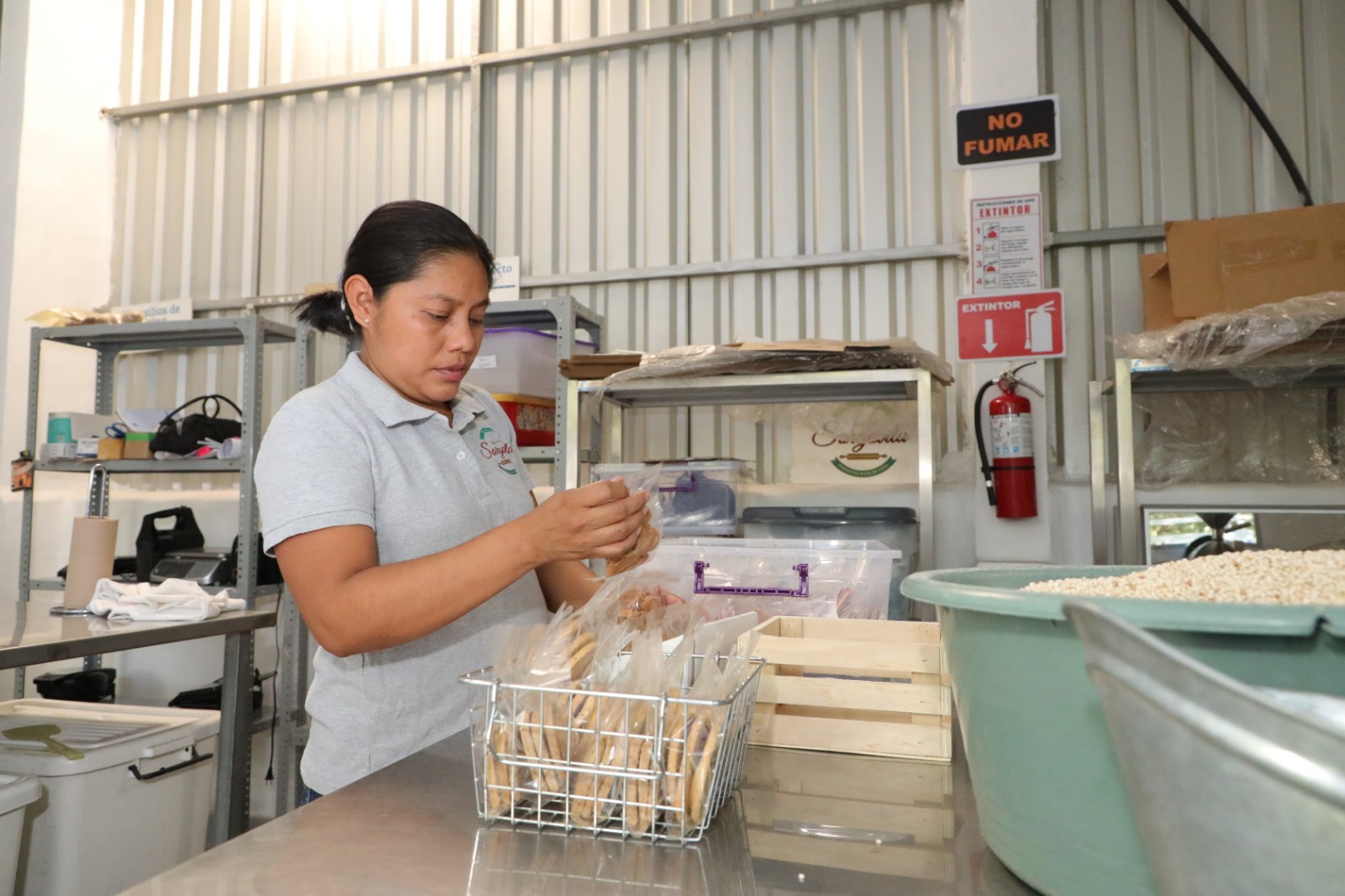 Emprendedora salvadoreña impulsa negocio de harina sin gluten a base de maicillo