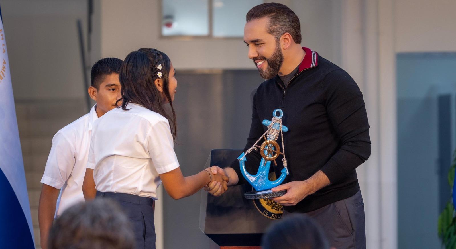 El presidente Nayib Bukele entrega 70 escuelas