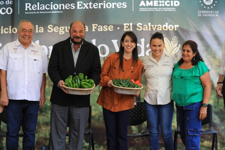 En el evento, agricultores beneficiados por la primera fase de  Sembrando Vida mostraron algunos de los cultivos que produjeron a raíz del programa. Foto DES/ Borman Mármol