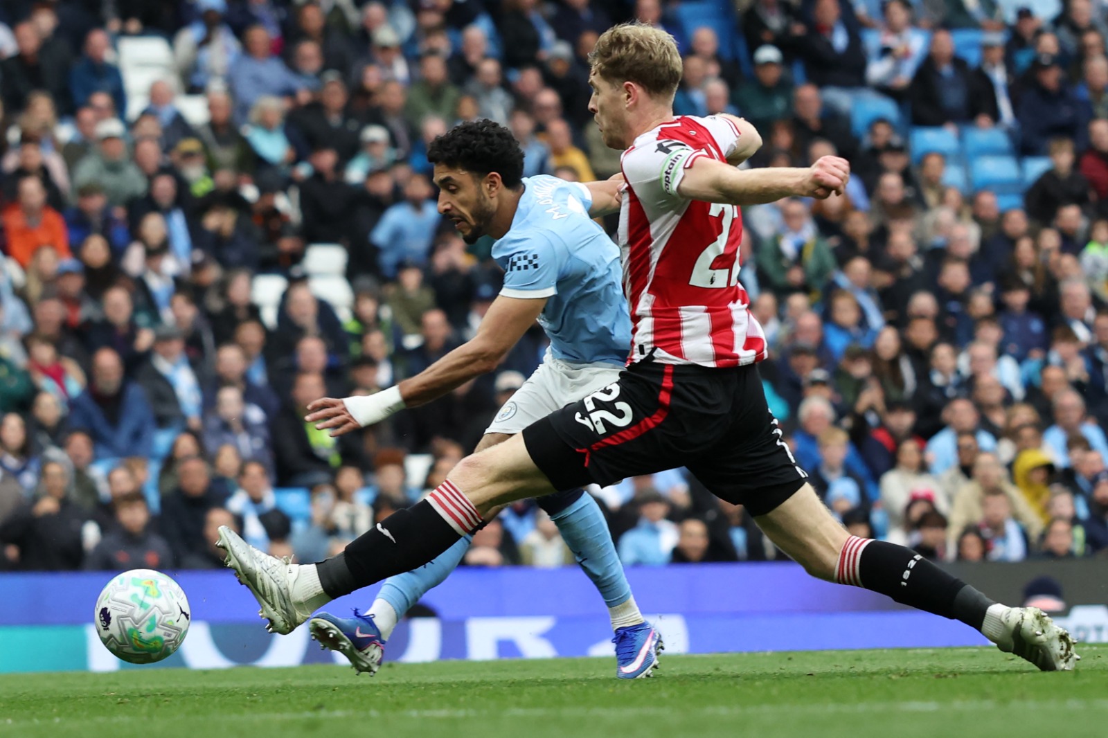 El City cumple ante el Brentford y mete presión al Arsenal