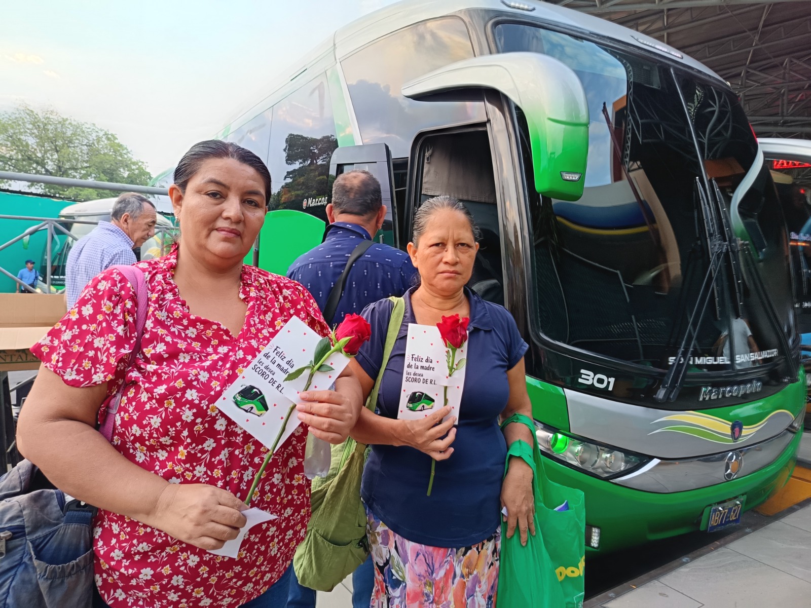 Fotos: Una rosa para mamá viajera  