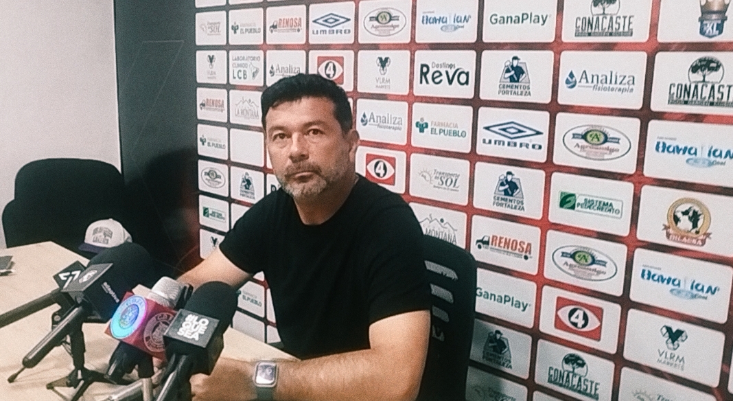 «Los penaltis me dieron muchos nervios, la verdad no los vi, me volteé en algunos»: Adrián Sánchez, técnico de FAS