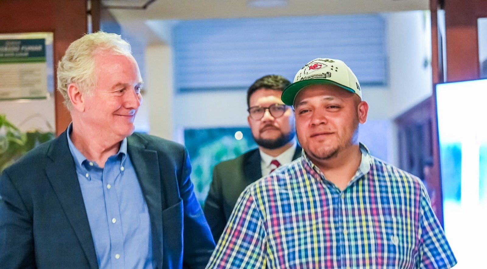 Director de FBI increpa a senador demócrata por «beber margaritas en El Salvador»