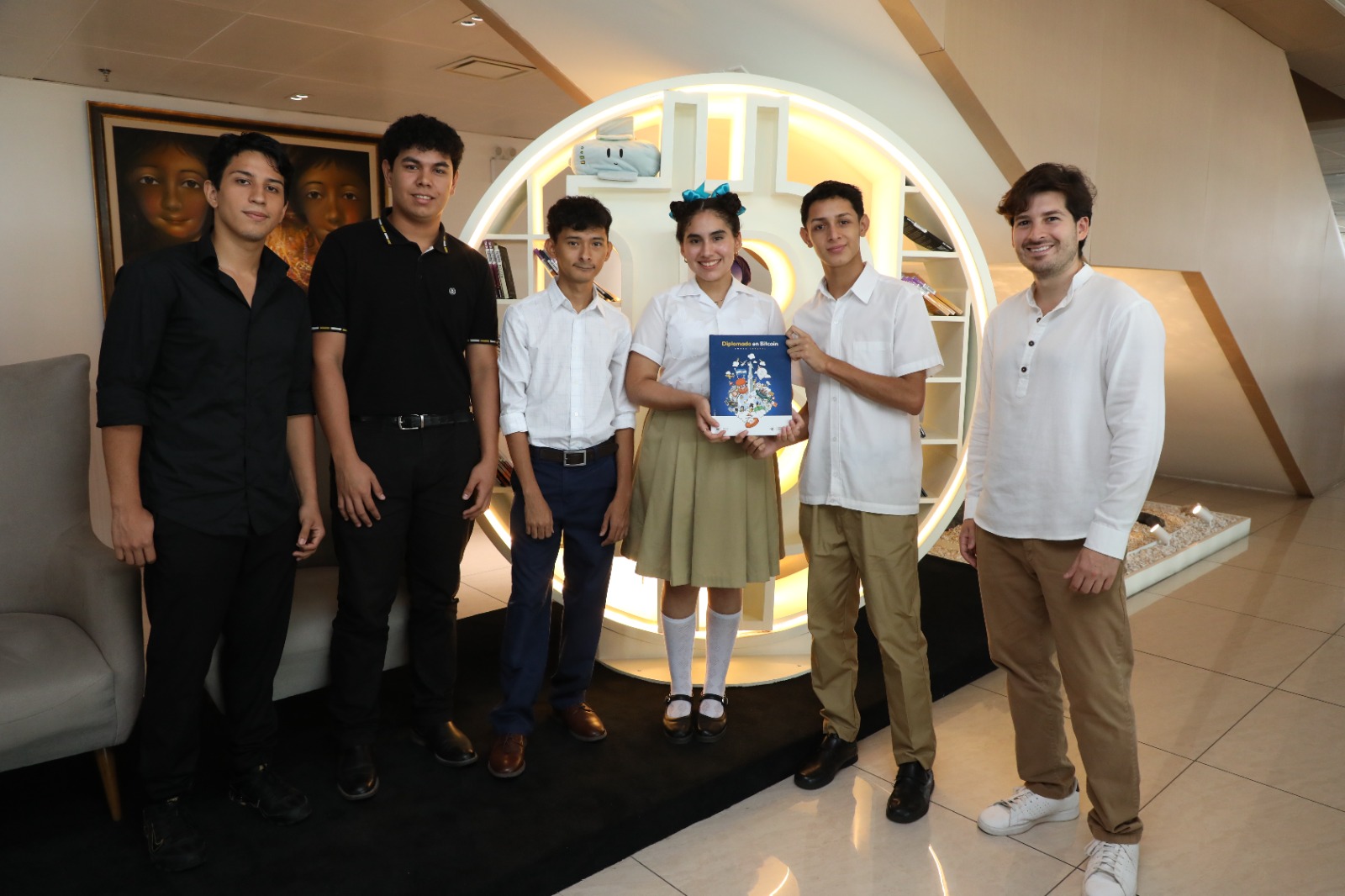 Nuevo Diploma Bitcoin llega a escuelas salvadoreñas en plan piloto