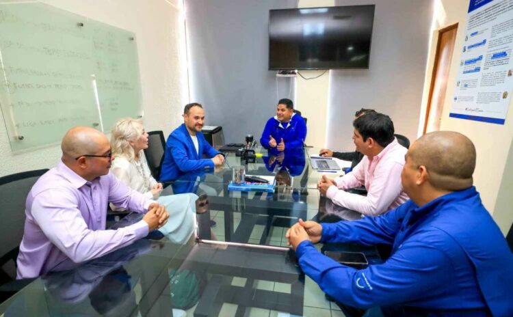 El presidente de INDES, René Martínez, y representantes de la FIDE, están dispuestos a impulsar el ajedrez en las escuelas.  Fotos/ INDES