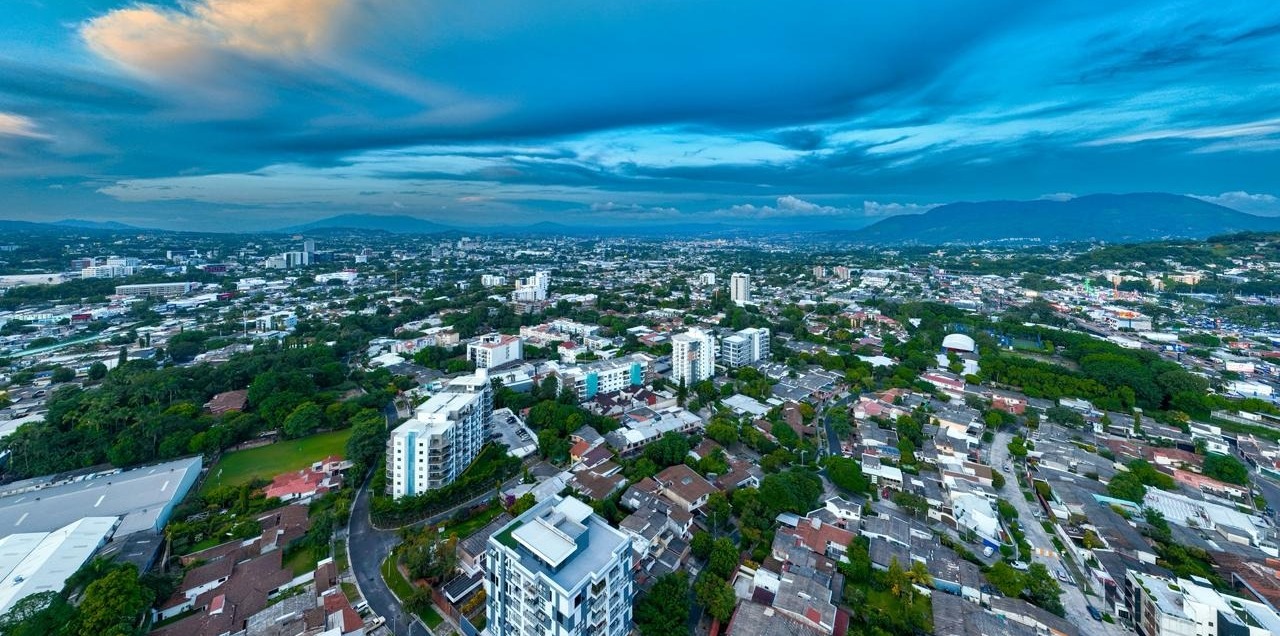 Pronostican ambiente caluroso y lluvias para lunes en El Salvador