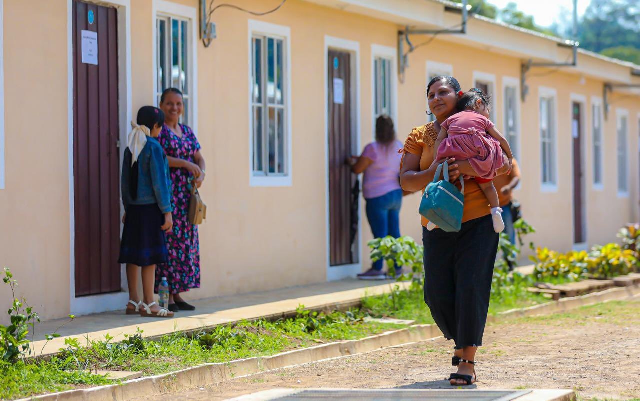 «Es el patrimonio de nuestros hijos»: 82 familias reciben las llaves de su nuevo hogar en Ahuachapán
