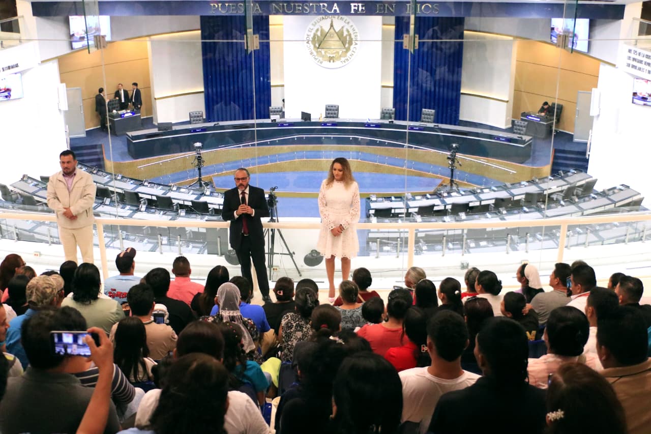 Asamblea Legislativa recibe a estudiantes de la UNIVO