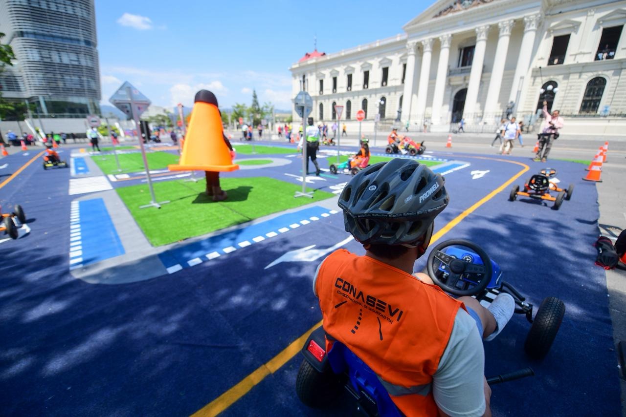Instalarán alfombra de simulación vial en la plaza Gerardo Barrios