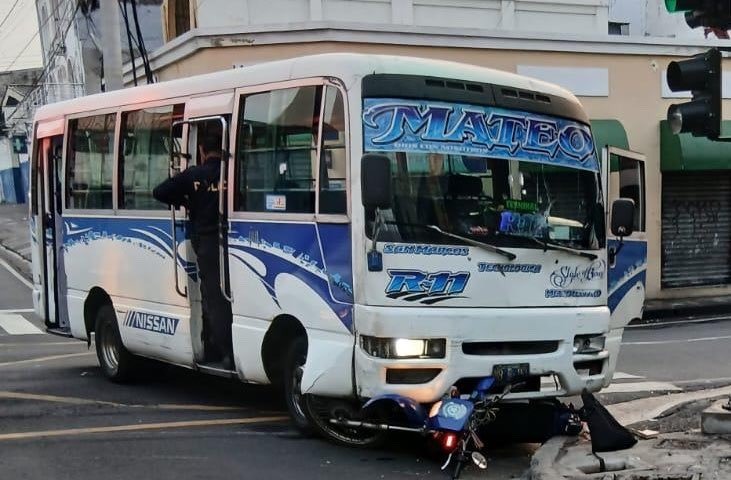 Agente del CAM muere tras ser embestido por microbús en el centro de San Salvador