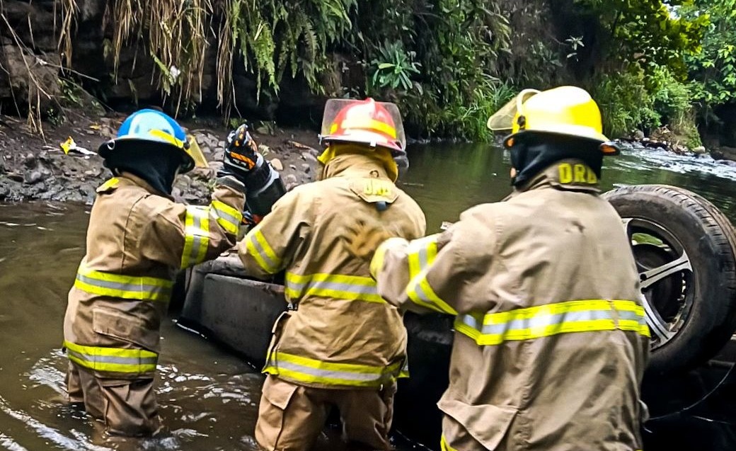 Dos personas fallecen tras caer vehículo al río Ceniza en Nahulingo