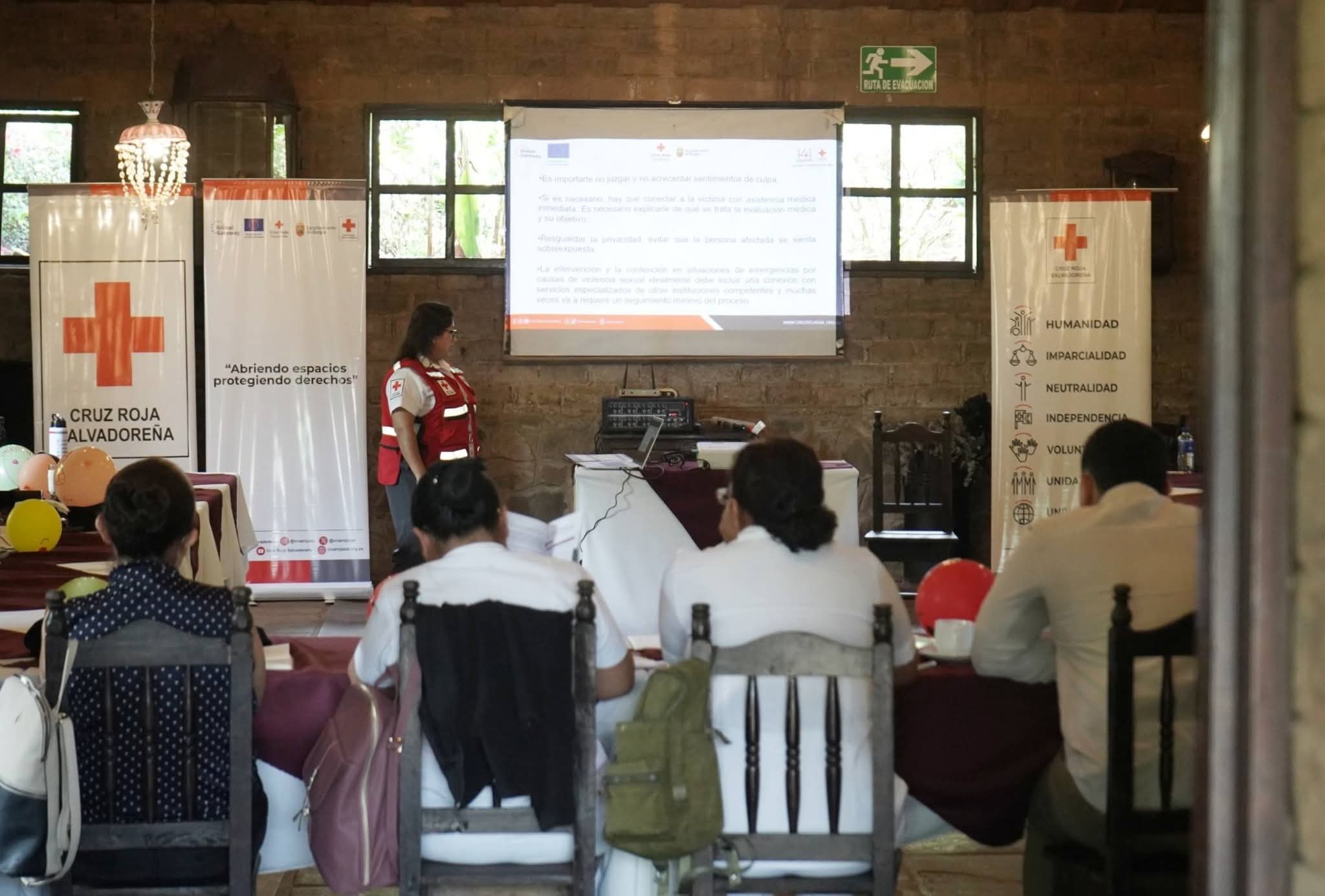CRS capacita en primeros auxilios psicológicos a instituciones públicas