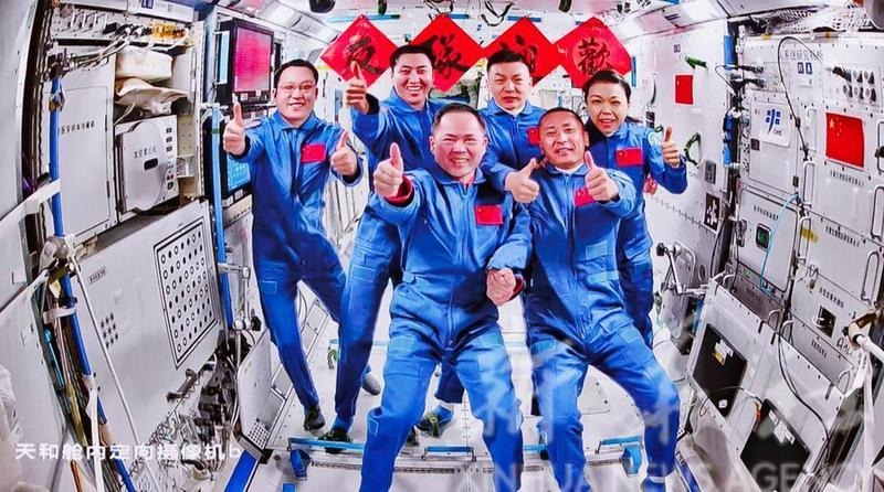 Astronautas de misión china Shenzhou-21 completan traspaso en órbita y se preparan para regreso a la Tierra