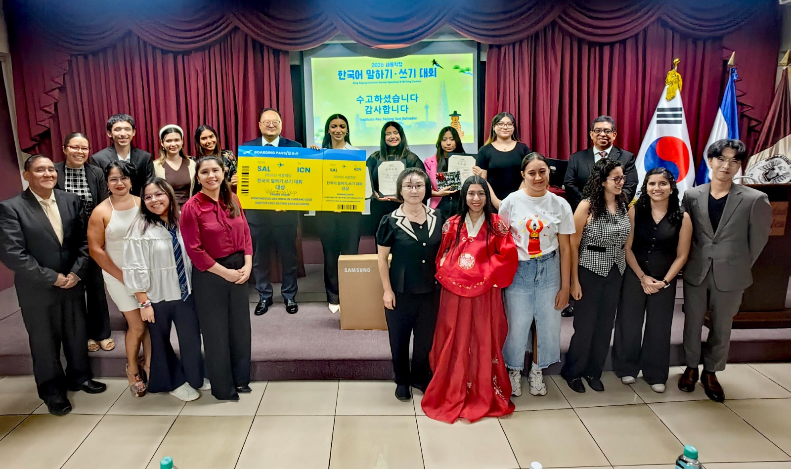 Jóvenes participan en concurso de oratoria y escritura en coreano