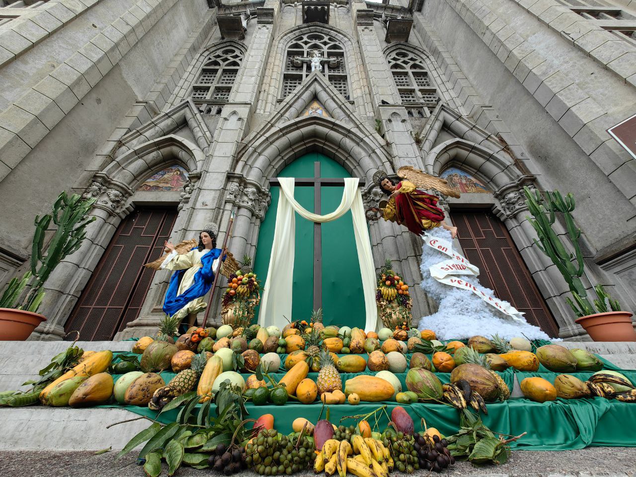 Mercados de San Salvador centro cuentan con todo lo necesario para celebrar el Día de la Cruz