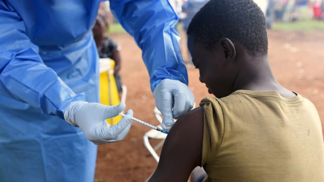Epidemia de ébola azota RD Congo y deja un muerto en Uganda