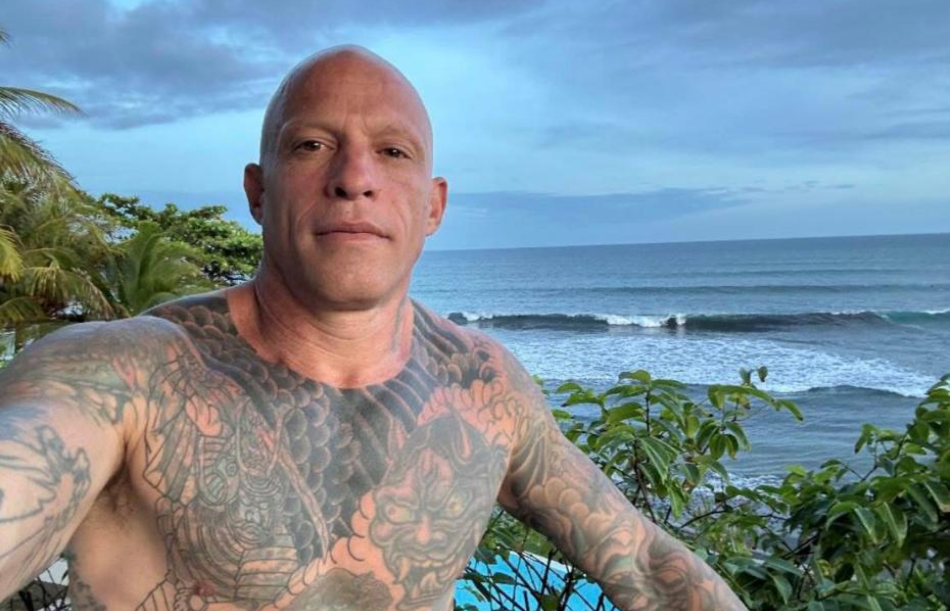 Ami James disfruta de las olas de El Zonte durante su visita a El Salvador