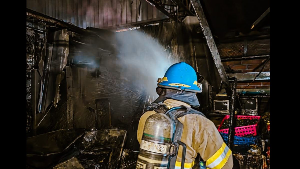 Bomberos liquidó incendio en mercado de Aguilares