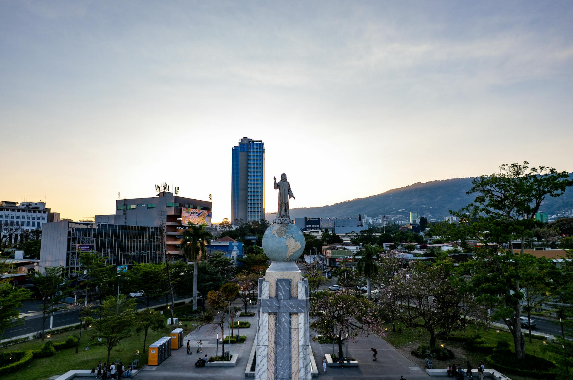 Cielo nublado, calor y lluvias se pronostican para este viernes en El Salvador