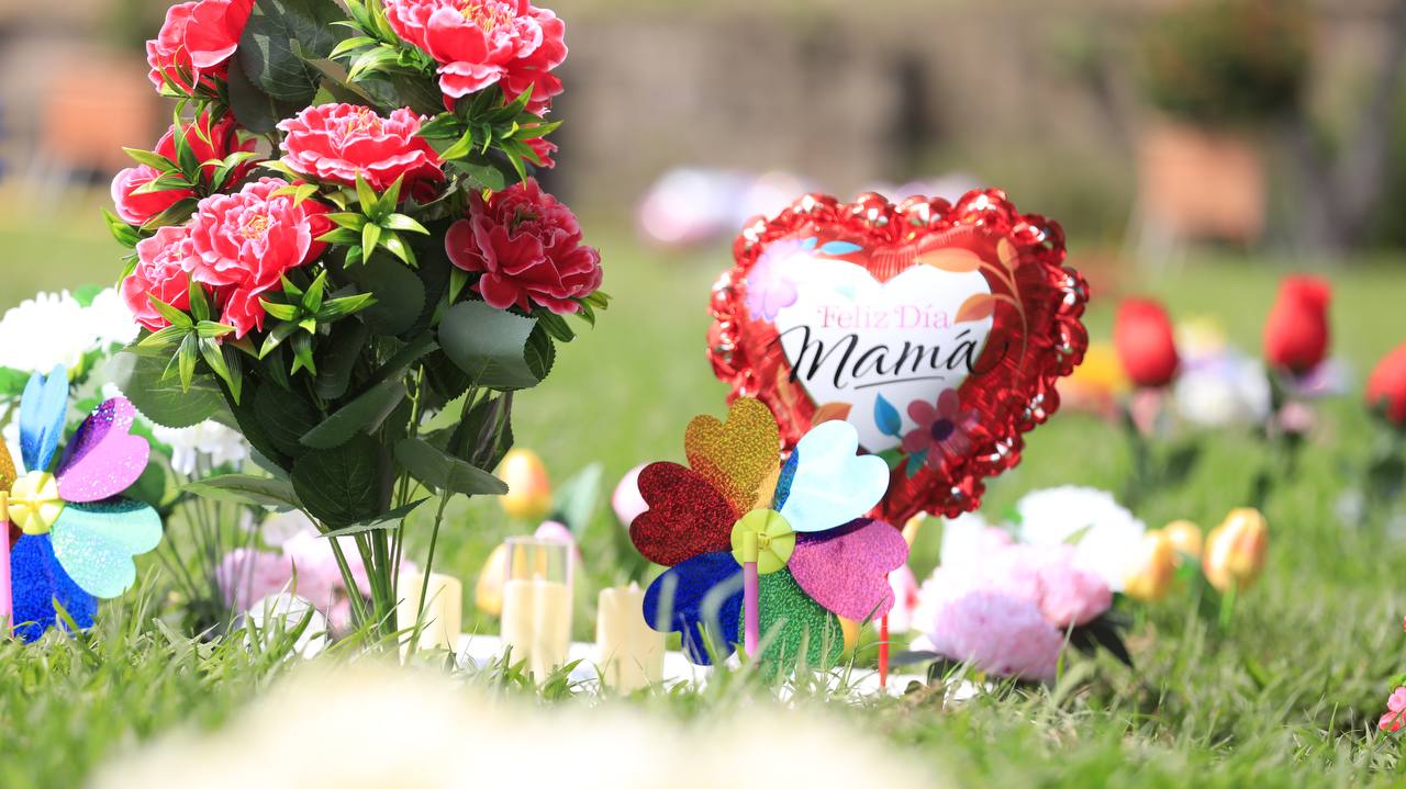 En fotos: Cementerios se llenan de flores este 10 de mayo