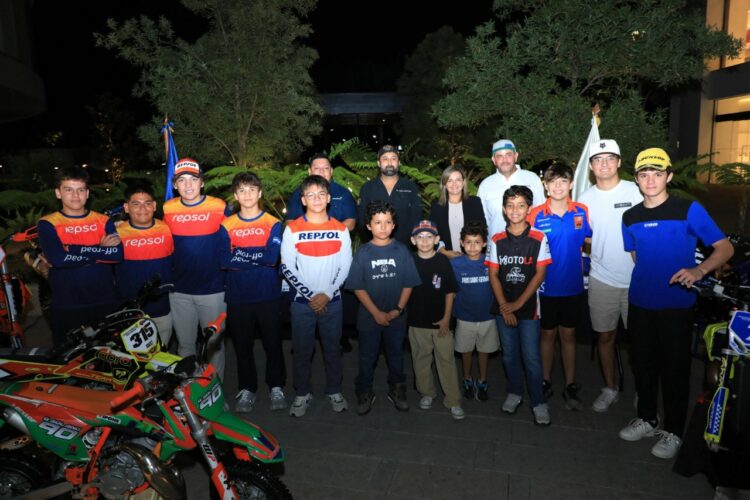 ACES a través de su director ejecutivo Franco Rojas, anunció junto a jóvenes pilotos la apertura de una nueva pista de motocross. Fotos/ Sofía Mazariego.