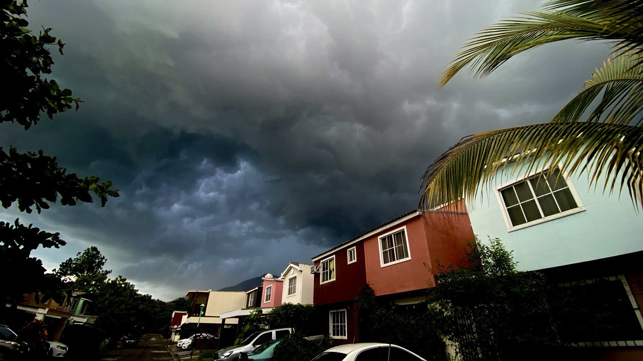 Calor, lluvias y tormentas se pronostican para este sábado en El Salvador