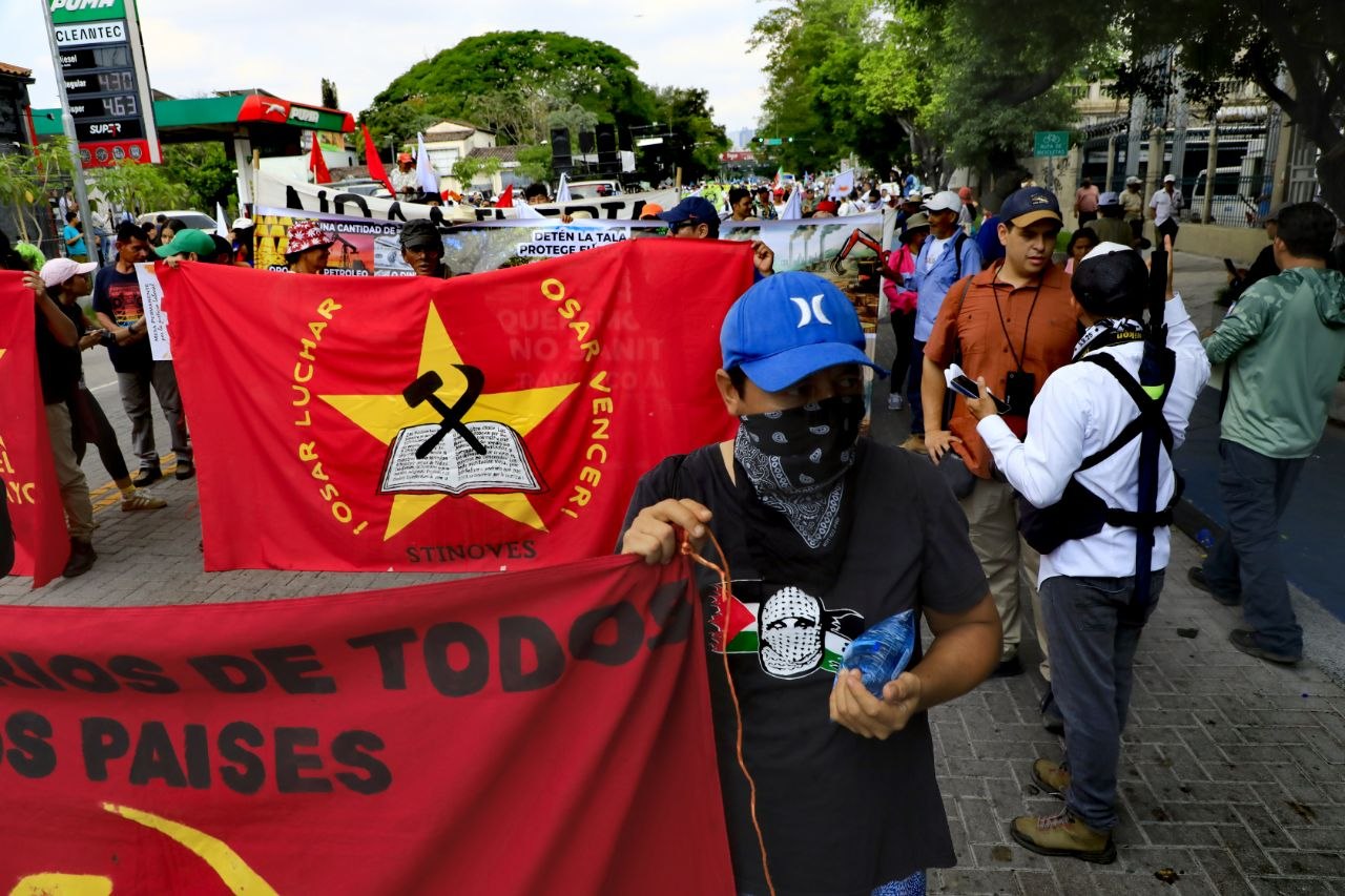 Poca afluencia en marcha del 1 ° de mayo convocada por el FMLN y organizaciones de oposición