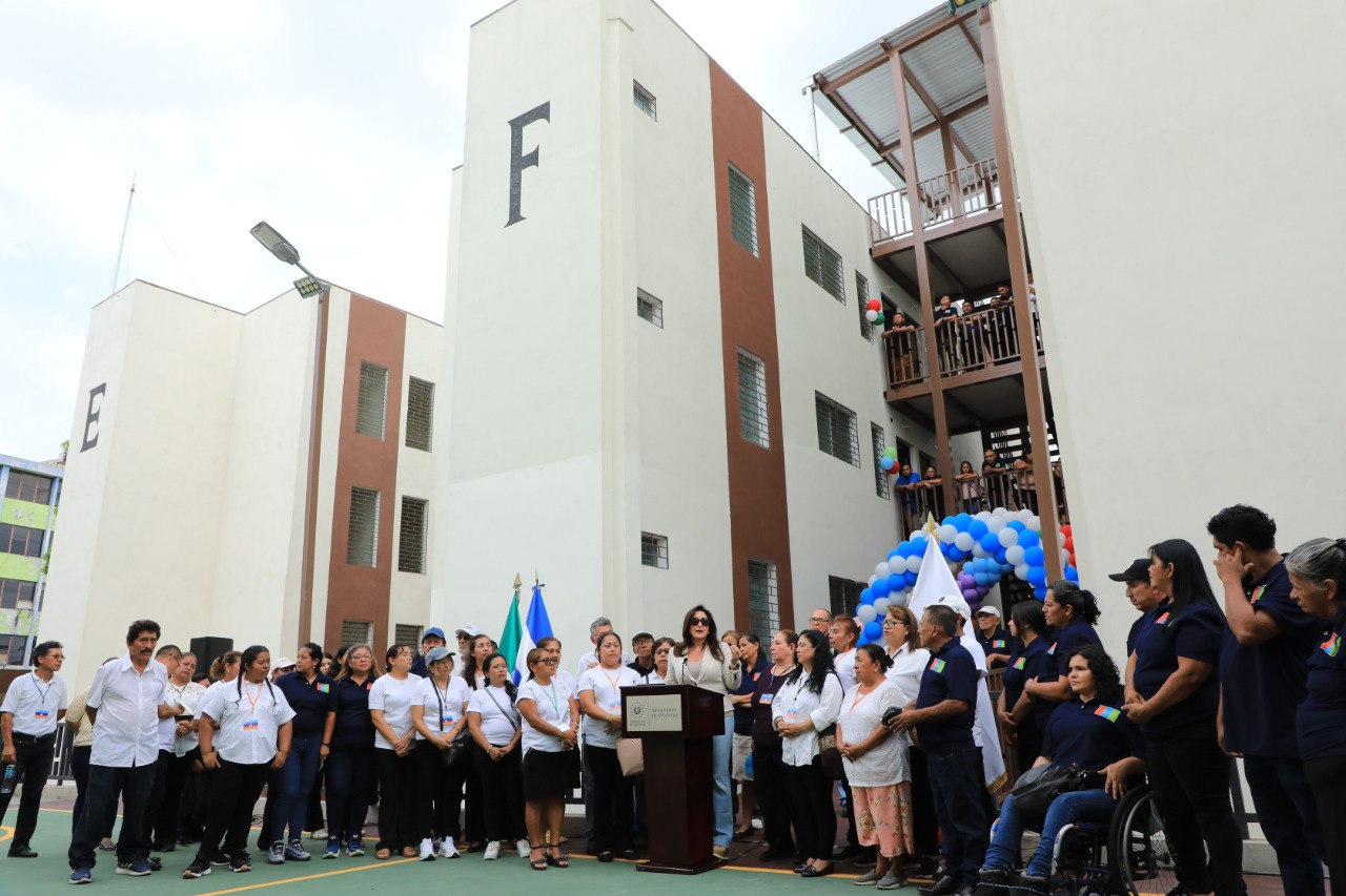 Gobiernos de El Salvador e Italia entregan complejo habitacional en San Salvador