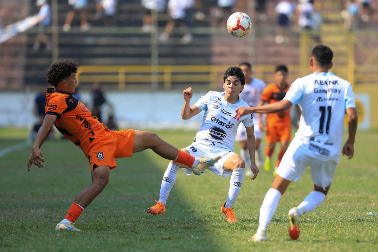 Águila se llena de confianza tras derrotar 2-1 a Alianza en la ida de cuartos de final