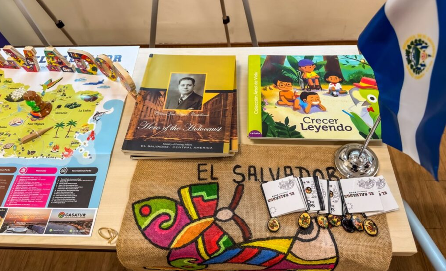 El Salvador presente en el Día del Libro en Singapur