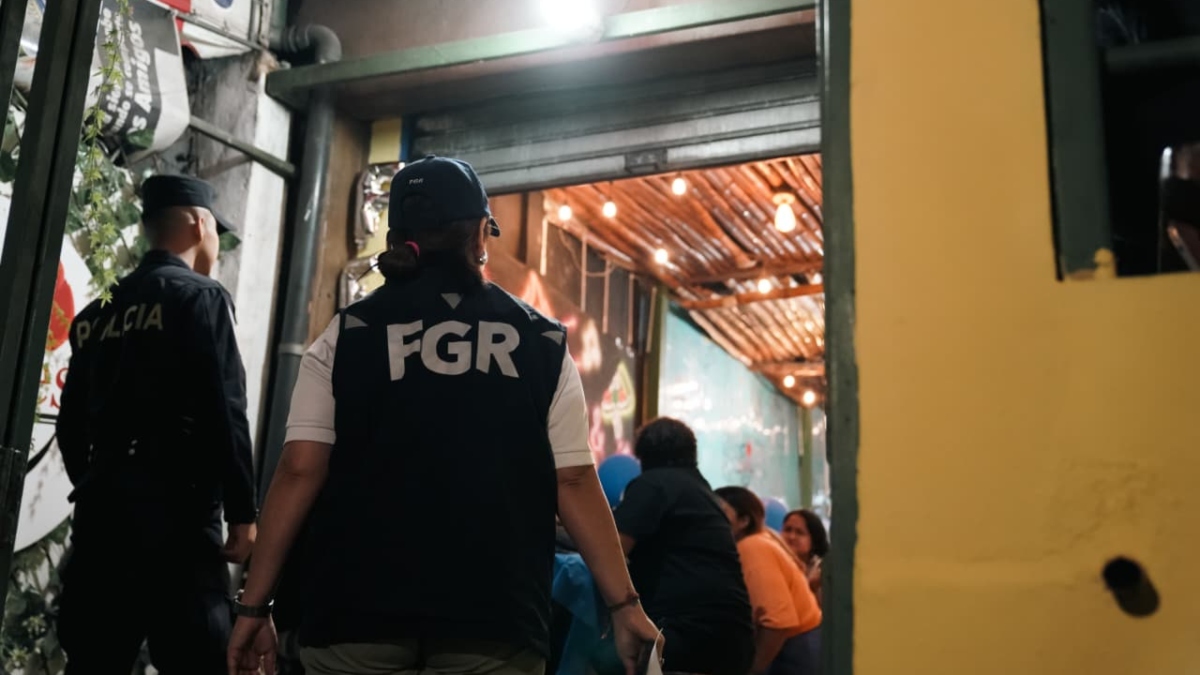 Dos traficantes de cocaína en bares seguirán detenidos